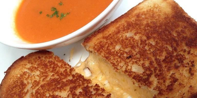 Sandwich au fromage et bol de soupe