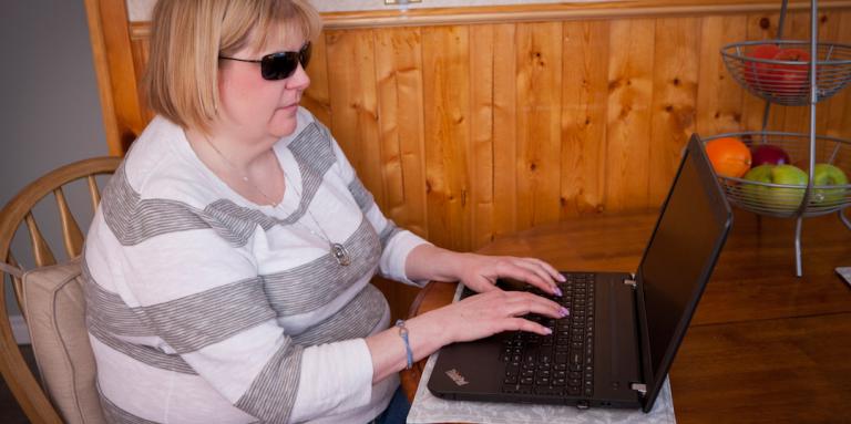  Femme utilisant un lecteur d'écran