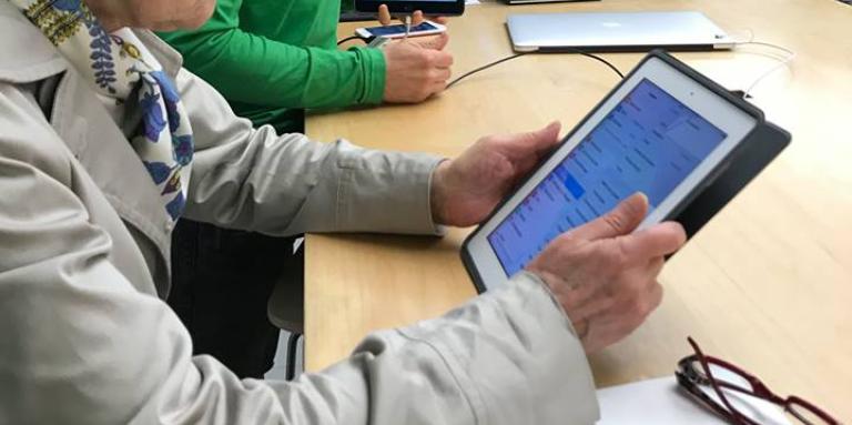 une femme sur sa tablette