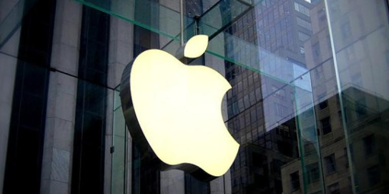 Vue extérieure d'un Apple Store. Logo Apple sur une vitre.