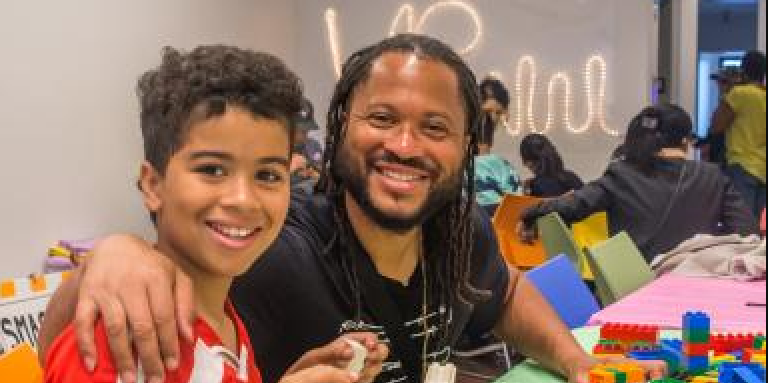 Un jeune et un homme jouant aux légos