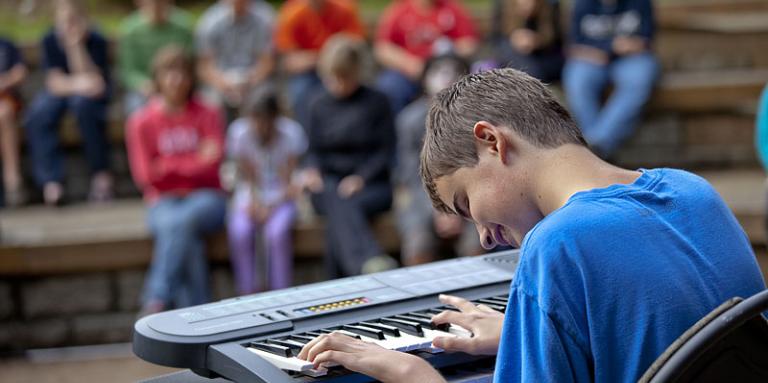 Adolescent, à, perte de vue, jouer, clavier, pour, public, à, exposition talent