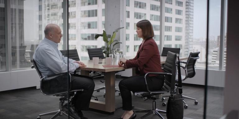 un homme et une femme a une table dans un bureau 