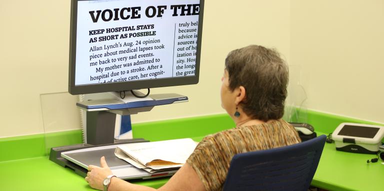  Une femme est assise devant une vidéosurveillance.