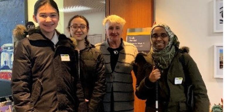  La conseillère Paula Fletcher, du quartier 14 Toronto-Danforth, avec les étudiantes Dalia Golovco et Maddie Dick, et Ramla Abukar, coordonnatrice, Défense des intérêts et engagement, INCA posent pour une photo