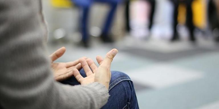 Des gens en cercle, on ne voit pas leur visage