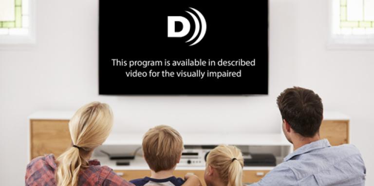 Un écran de télé sur laquelle on peut lire la mention « This program is available in described video for the visually impaired ». (Cette émission est offerte en vidéodescription à l’intention des personnes ayant une déficience visuelle.)