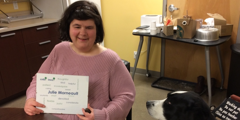 Julie Morneault assise pour le déjeuner avec son chien guide Oreo