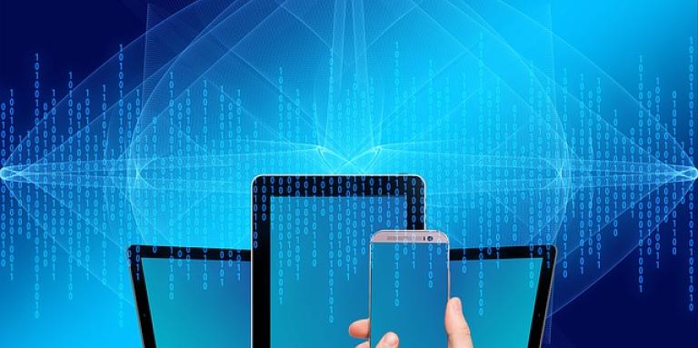 Un design mixte comprenant trois tablettes, une main tenant un smartphone et un fond bleu vif avec une faible superposition de numéros de code aléatoires.