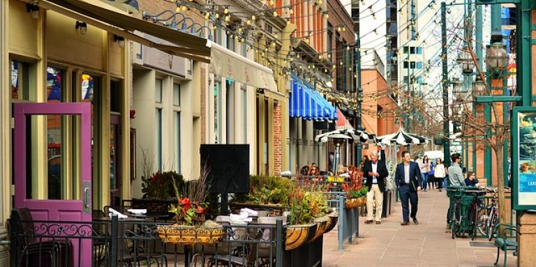 Un patio de restaurant en plein air.