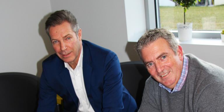 Bruce Miles, président de HumanWare et John Rafferty, président d'INCA signent une entente de partenariat entre les deux organisations.