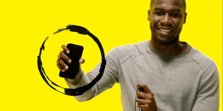 un homme tient un smartphone