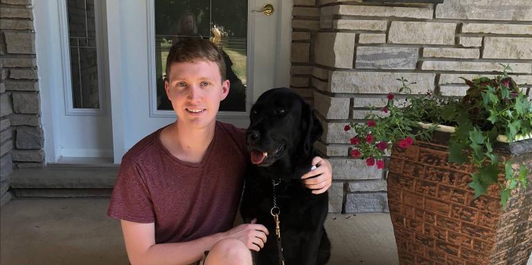 Jack McCormick assis avec son chien-guide.