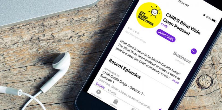 Un iPhone avec écouteurs; l'écran affichant Blind Wide Open dans l'application Balado.
