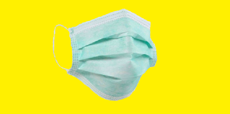 Masque chirurgical sur un fond jaune.