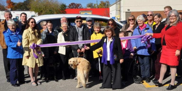 Le 15 octobre 2015, Barb Ennis pose lors d'une cérémonie d'inauguration lorsqu'elle a fait l'acquisition, en tant que gouverneur du district Lions A12, d'une toute nouvelle camionnette pour améliorer le service à la clientèle. Cette camionnette est désormais en service à Lake Joe!