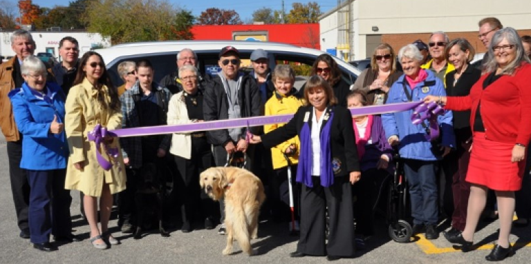 Le 15 octobre 2015, Barb Ennis pose lors d'une cérémonie d'inauguration lorsqu'elle a fait l'acquisition, en tant que gouverneur du district Lions A12, d'une toute nouvelle camionnette pour améliorer le service à la clientèle. Cette camionnette est désormais en service à Lake Joe! 