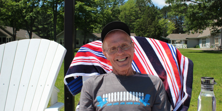 Jim (et son sourire radieux) se détend sur une chaise aux abords du Lake Joseph.