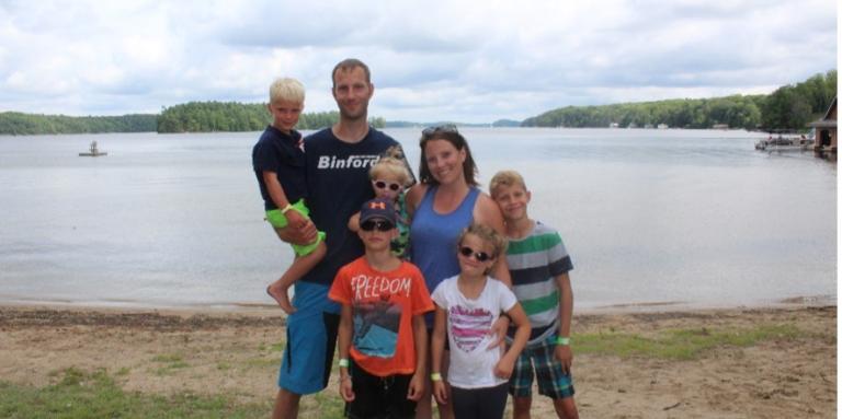 La famille Knip posant pour l'appareil photo sur la rive du Lake Joseph.