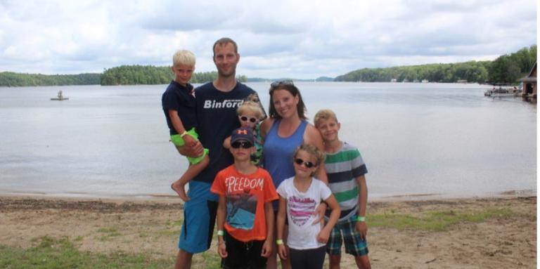 La famille Knip posant pour l'appareil photo sur la rive du Lake Joseph. 