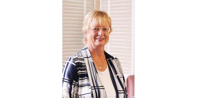 Susan Creasy sourit pour une photo.