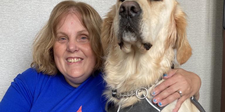 Chris Trudell-Conklin et son chien-guide, Cody, un golden retriever de 3 ans