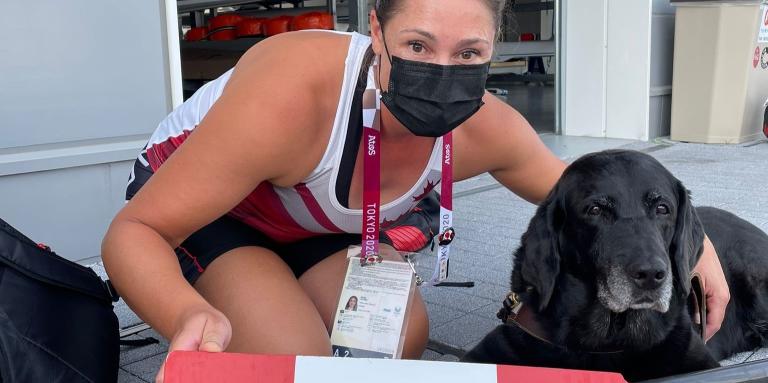 Victoria et son chien guide, Alan