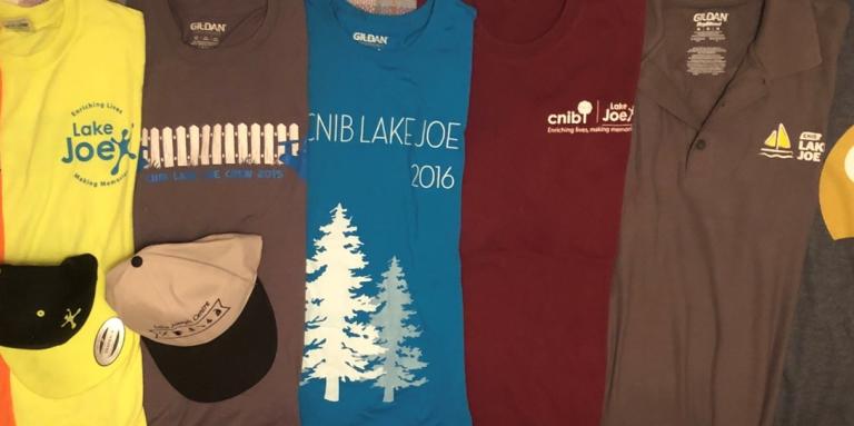 7 T-shirts colorés du personnel du camp Lake Joe d’INCA au fil des ans.