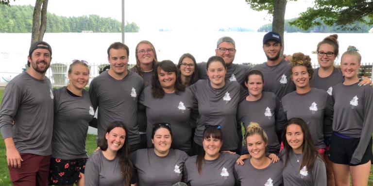 19 membres du personnel de Lake Joe posent pour une photo de groupe.