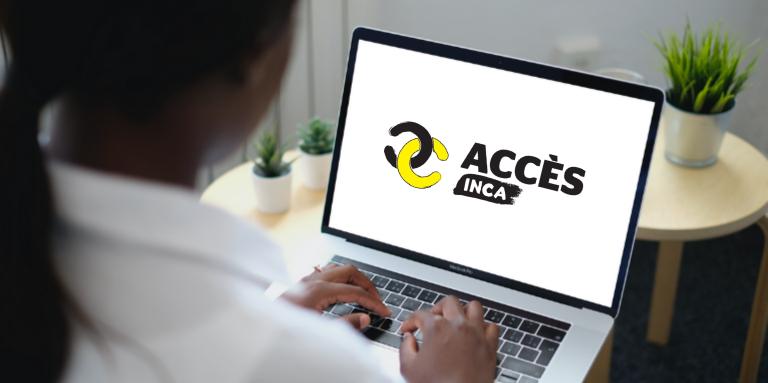 Photo prise par-dessus l'épaule d'une femme naviguant sur son ordinateur portable. Le logo d'Accès INCA est affiché à l'écran de l'ordinateur. 