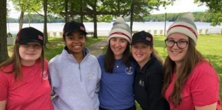 Cinq jeunes femmes (employées de Lake Joe)  pause pour une photo. Elles portent  Les chapeaux et t-shirt du Lake Joe.