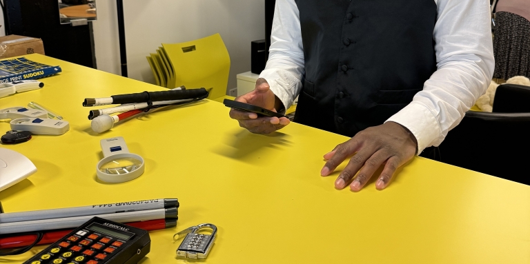 Bar techno avec des produits adaptés : une canne blanche, une calculatrice, un cadenas, des loupes et un téléphone intelligent.