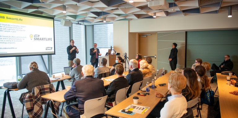 Un groupe de personnes dans une salle de conférence regardant une présentation