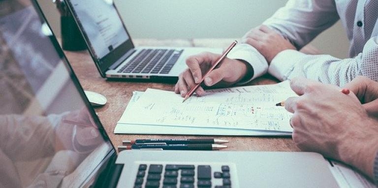 Équipe au bureau examinant les notes