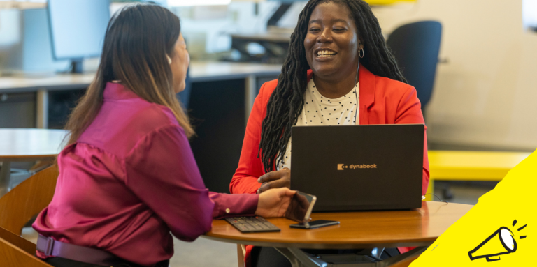 Deux femmes collaborent dans un bureau en utilisant leur téléphone et leur ordinateur portable. Une image de noir et blanc représentant un porte-voix apparaît sur un fond jaune.