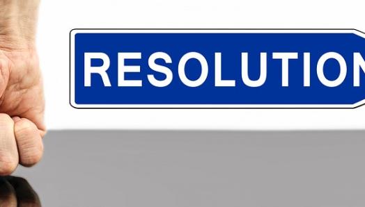 Points sur une table avec une pancarte bleu sur laquelle il est écrit Resolution.