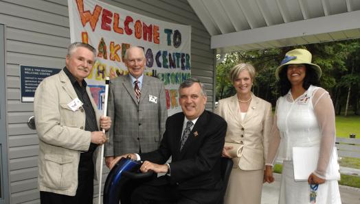 David Onley se joint à l'ancien président d'INCA, Jim Sanders, à l'ancien président du conseil d'administration d'INCA, Al Jameson, et à d'autres membres du personnel d'INCA lors d'un événement au camp Lake Joe à Muskoka, en Ontario.