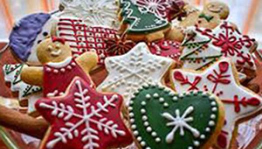 Une assiette remplie de biscuits de Noël