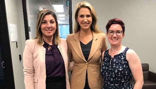 Le personnel de la Fondation INCA Angela Bonfanti, vice-présidente (Ontario et Québec) et Kat Clarke, directrice, Défense des droits et intérêts et Affaires gouvernementales (Ontario et Québec) avec la ministre des Transports de l’Ontario, Caroline Mulroney.