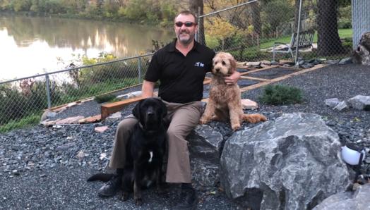 Tracy avec Marion, une chienne Labrador Retriever et Autumn, son chien de compagnie.