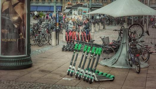 Une rangée de trottinettes électriques sur un trottoir de la ville