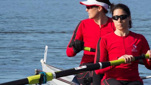 Victoria Nolan et sa coéquipière en train de ramer sur Elk Lake, Victoria.