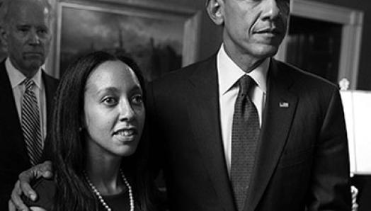 Haben Girma aux côtés de Barrack Obama, tandis que Joe Biden se tient à l'arrière-plan