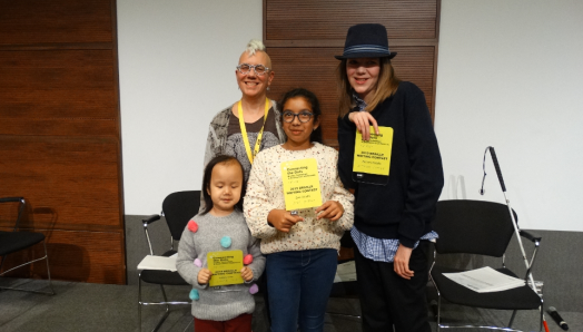 Les lauréats du Concours de création littéraire en braille de 2019 Kelsey, Zara et Zachary posant pour une photo avec Karen Brophey et tenant leurs prix!