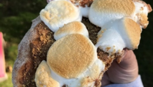 Une pointe de pizza s'mores! De délicieuses guimauves fondantes recouvrant le dessus de la croute.