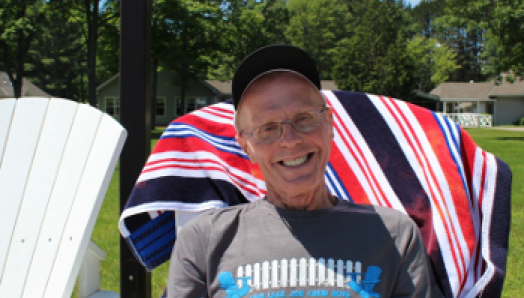 Jim (et son sourire radieux) se détend sur une chaise aux abords du Lake Joseph.  