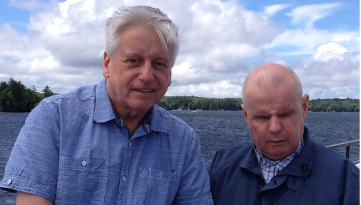 Rob Froom (à gauche) debout au bord du lac Joe avec son frère David. Rob tient la main de son frère.