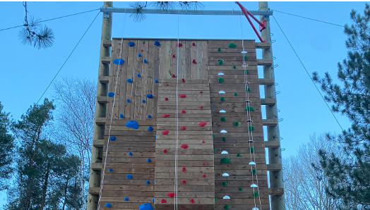 La structure de la tour d'escalade en début de construction à Lake Joe