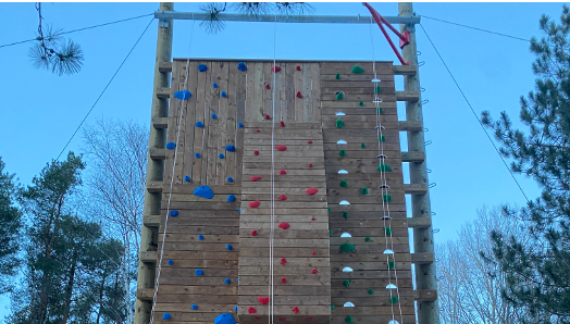 La structure de la tour d'escalade en début de construction à Lake Joe 