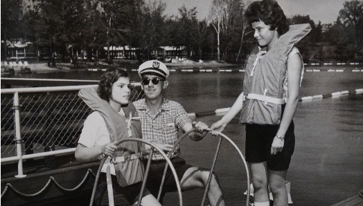 Été 1963. Une invitée aveugle descend du bateau sur le quai de Lake Joe d'INCA, alors connu sous le nom de Centre de vacances et de formation de Lake Joseph d'INCA.